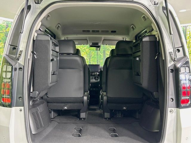 後席を格納すると、これだけの広さが!シーンに合わせたシートアレンジで、大きな荷物も積むことが出来ます♪