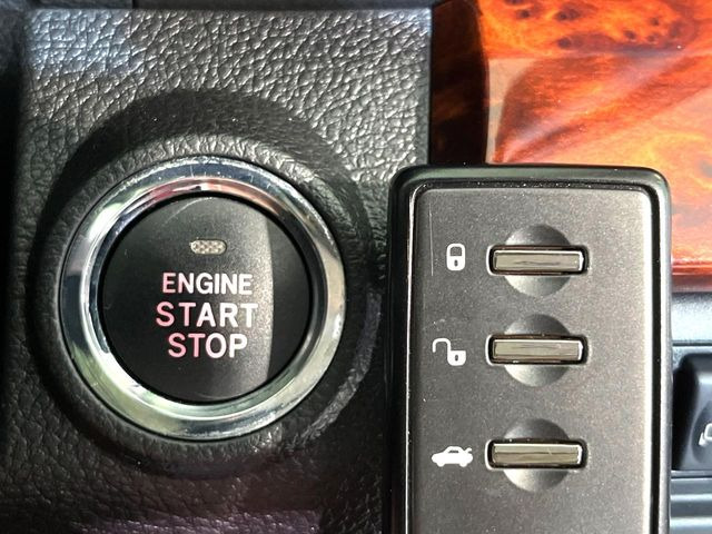 �y�A�N�Z�X�L�[&�v�b�V���X�^�[�g�z�J�o����|�P�b�g�ɓ��ꂽ�܂܂ł��h�A�̎{���E�������\�ȃX�}�[�g�L�[�𑕔��B�G���W���̃I���E�I�t�����J�M�����o���K�v�������A�{�^�����v�b�V�����邾����OK��