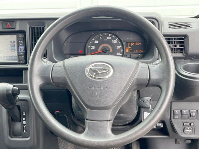 �C���e���A�ɍ��킹���f�U�C���̃X�e�A�����O�́A�^�]�������̂��Ƃ��l���A�^�]���₷���`��A�傫���ł��B�����x�A���ۂɐG���Ă��m���߂��������B