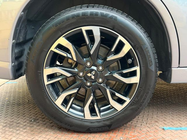 �y�O���[�h��p����18�C���`�A���~�z�C�[���z�f�U�C�����̍��������A���~�z�C�[���𑕒����Ă���܂��B�e��ЊO�A���~�z�C�[����A�X�^�b�h���X�^�C�����戵�����Ă���܂��B���񂲑��k����������