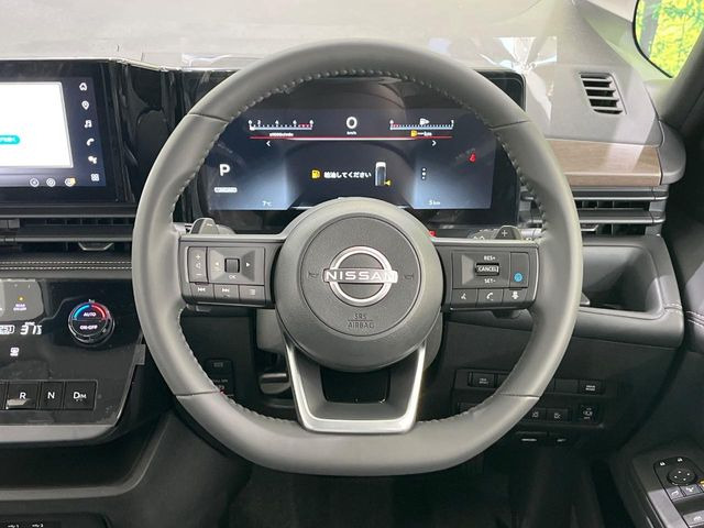 �C���e���A�ɍ��킹���f�U�C���̃X�e�A�����O�́A�^�]�������̂��Ƃ��l���A�^�]���₷���`��A�傫���ł��B�����x�A���ۂɐG���Ă��m���߂��������B