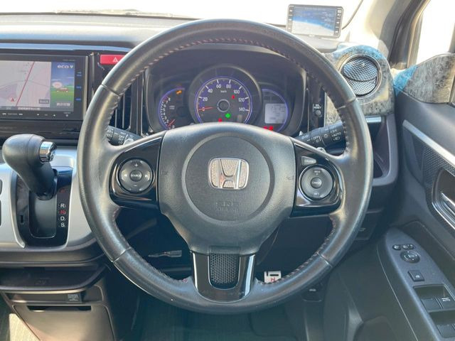 �C���e���A�ɍ��킹���f�U�C���̃X�e�A�����O�́A�^�]�������̂��Ƃ��l���A�^�]���₷���`��A�傫���ł��B�����x�A���ۂɐG���Ă��m���߂��������B