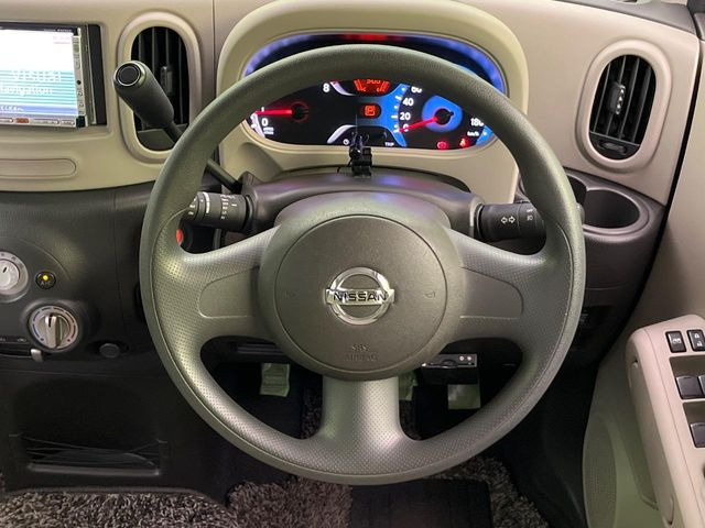 �C���e���A�ɍ��킹���f�U�C���̃X�e�A�����O�́A�^�]�������̂��Ƃ��l���A�^�]���₷���`��A�傫���ł��B�����x�A���ۂɐG���Ă��m���߂��������B