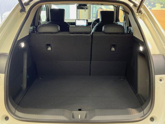 ���i�̂���������ʋ΁A���}���ɏ\���ȉ׎��X�y�[�X���m�ۂ��Ă���܂��B�Z�J���h�V�[�g��|���ƁA�傫�ȉו��̐ύڂ��\�ł���