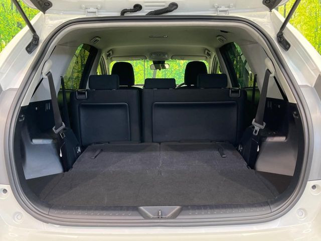 ���i�̂���������ʋ΁A���}���ɏ\���ȉ׎��X�y�[�X���m�ۂ��Ă���܂��B�T�[�h�V�[�g��|���ƁA�傫�ȉו��̐ύڂ��\�ł���