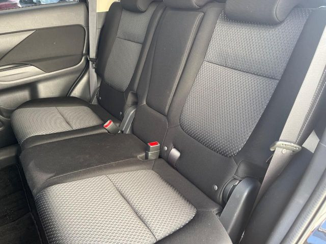 後部座席も気になるようなキズ・汚れやへたり等、大きなダメージはなく、良好な状態です。