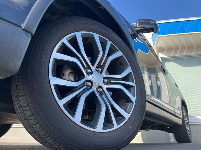 【純正18インチアルミホイール】外観にマッチした純正アルミホイールを装着しております。各種社外アルミホイールや、スタッドレスタイヤも取扱いしております。是非ご相談ください♪