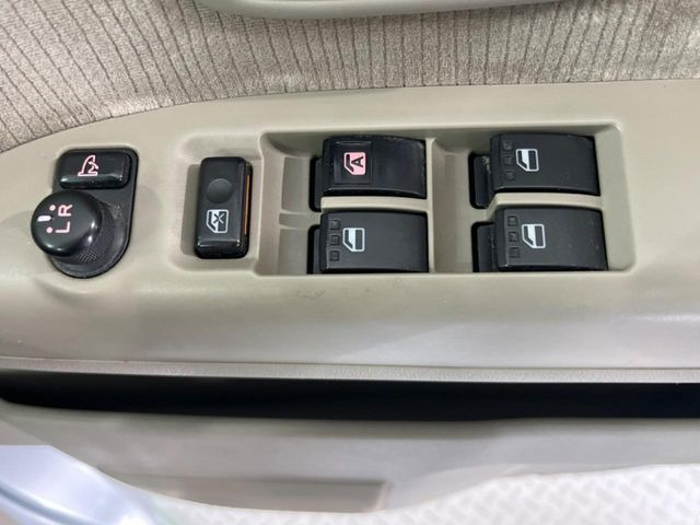 �y�d���i�[�~���[�z�T�C�h�~���[�͓d���i�[���ƂȂ��Ă���A�������ԏ�ł��L�Y�������X�N��}�����܂��B