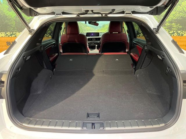 ���i�̂���������ʋ΁A���}���ɏ\���ȉ׎��X�y�[�X���m�ۂ��Ă���܂��B�Z�J���h�V�[�g��|���ƁA�傫�ȉו��̐ύڂ��\�ł���