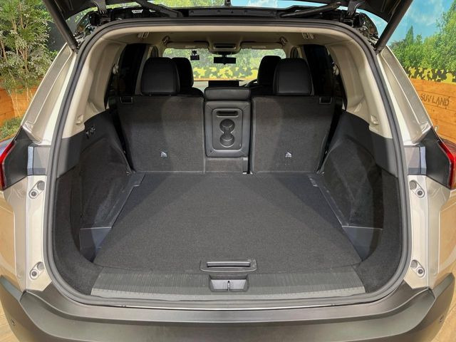 ���i�̂���������ʋ΁A���}���ɏ\���ȉ׎��X�y�[�X���m�ۂ��Ă���܂��B�Z�J���h�V�[�g��|���ƁA�傫�ȉו��̐ύڂ��\�ł���