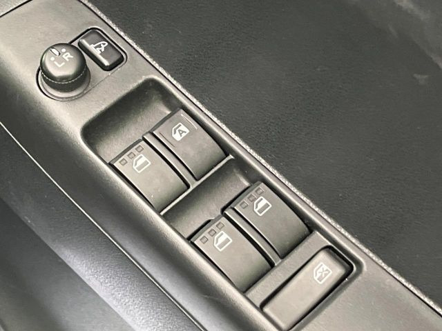 �y�d���i�[�~���[�z�T�C�h�~���[�͓d���i�[���ƂȂ��Ă���A�������ԏ�ł��L�Y�������X�N��}�����܂��B