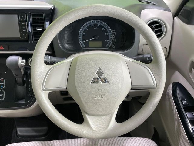 �C���e���A�ɍ��킹���f�U�C���̃X�e�A�����O�́A�^�]�������̂��Ƃ��l���A�^�]���₷���`��A�傫���ł��B�����x�A���ۂɐG���Ă��m���߂��������B