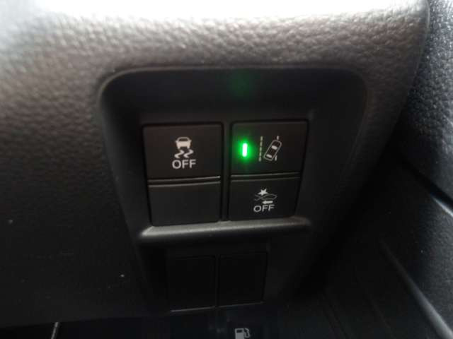 ���[���L�[�v�A�V�X�g�����s�Ԑ��̈�E�������Ă����@�\�ł�!���s���ɎԂ��Ԑ�����O��Ă��邱�Ƃ��J���������m����ƁA�X�e�A�����O����U�������ăh���C�o�[�Ɍx�����܂�!