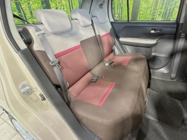 後部座席も気になるようなキズ・汚れやへたり等、大きなダメージはなく、良好な状態です。