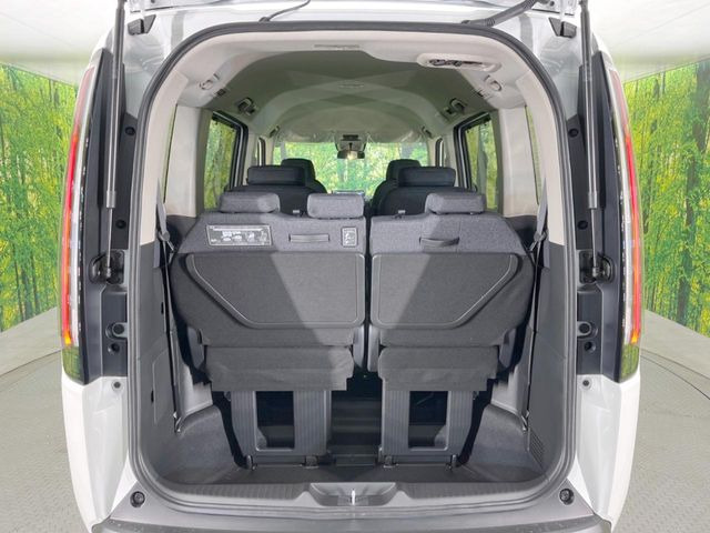 ���i�̂���������ʋ΁A���}���ɏ\���ȉ׎��X�y�[�X���m�ۂ��Ă���܂��B�Z�J���h�V�[�g��|���ƁA�傫�ȉו��̐ύڂ��\�ł���