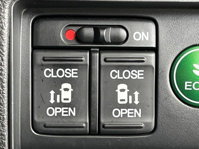 【両側パワースライドドア】スマートキーや運転席のスイッチで後席両側スライドドアの開閉が可能♪電動だから力を入れてドアを開ける必要が無く、小さなお子様でも簡単に開け閉めでき快適です♪