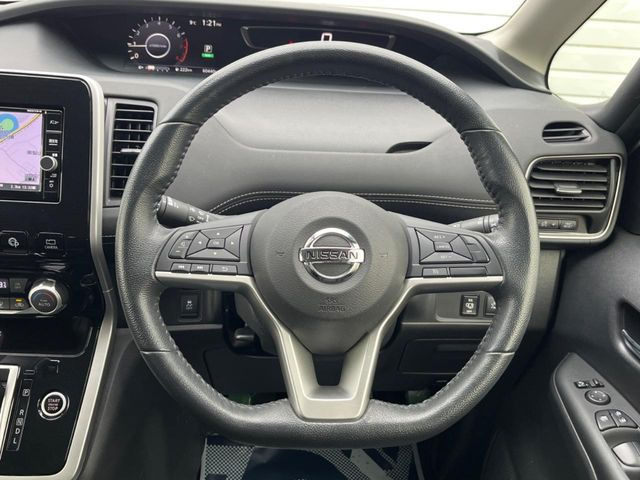 �C���e���A�ɍ��킹���f�U�C���̃X�e�A�����O�́A�^�]�������̂��Ƃ��l���A�^�]���₷���`��A�傫���ł��B�����x�A���ۂɐG���Ă��m���߂��������B