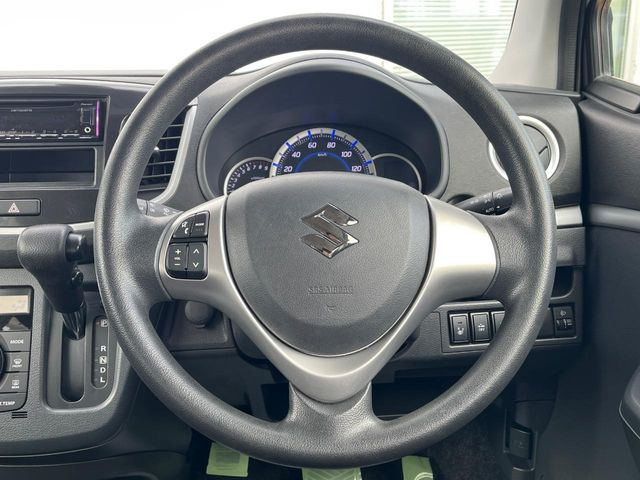 �C���e���A�ɍ��킹���f�U�C���̃X�e�A�����O�́A�^�]�������̂��Ƃ��l���A�^�]���₷���`��A�傫���ł��B�����x�A���ۂɐG���Ă��m���߂��������B