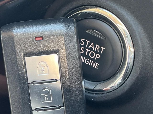 【オペレーションキー】カバンやポケットに入れたままでもドアの施錠・解錠が可能なスマートキーを装備。エンジンのオン・オフ時もカギを取り出す必要が無いからとっても便利です♪