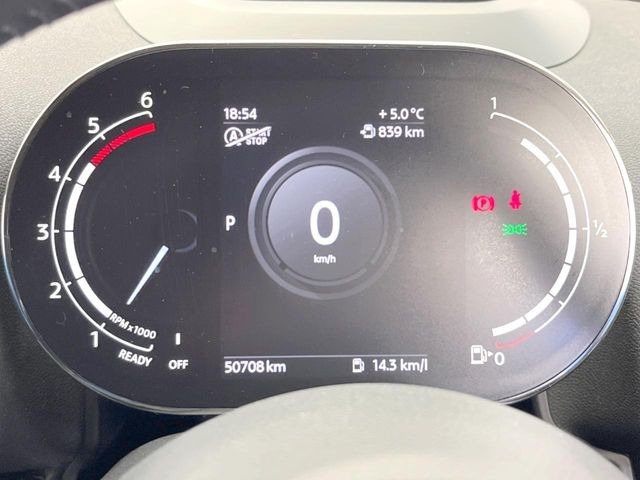 ���}���`�f�B�X�v���C���[�^�[:�S�̂��t���p�l���ƂȂ��Ă����i�I�ȃ��[�^�[�p�l���B�ʏ�̃X�s�[�h���[�^�[�Ƃ��Ă̋@�\�͂������A�I�[�f�B�I�@�\�̊m�F�E������ł��A�^�]�ɏW�����₷���Ȃ��Ă���܂��B