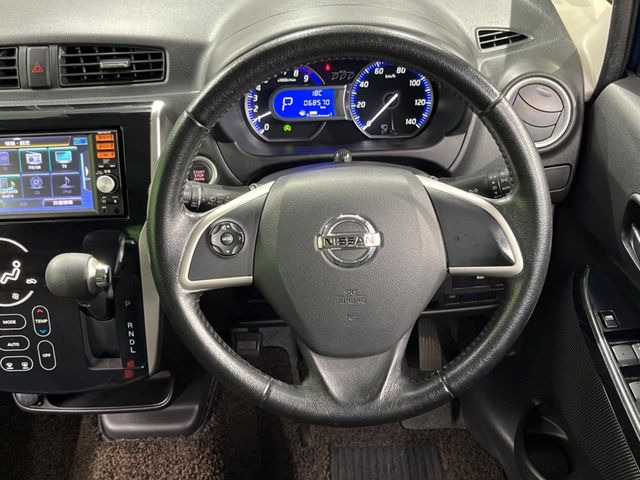�C���e���A�ɍ��킹���f�U�C���̃X�e�A�����O�́A�^�]�������̂��Ƃ��l���A�^�]���₷���`��A�傫���ł��B�����x�A���ۂɐG���Ă��m���߂��������B