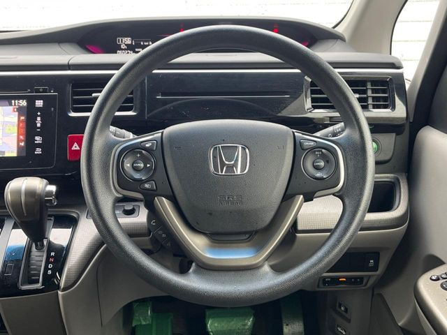 �C���e���A�ɍ��킹���f�U�C���̃X�e�A�����O�́A�^�]�������̂��Ƃ��l���A�^�]���₷���`��A�傫���ł��B�����x�A���ۂɐG���Ă��m���߂��������B