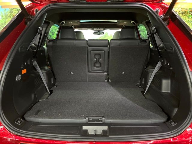 後席を格納すると、これだけの広さが!シーンに合わせたシートアレンジで、大きな荷物も積むことが出来ます♪