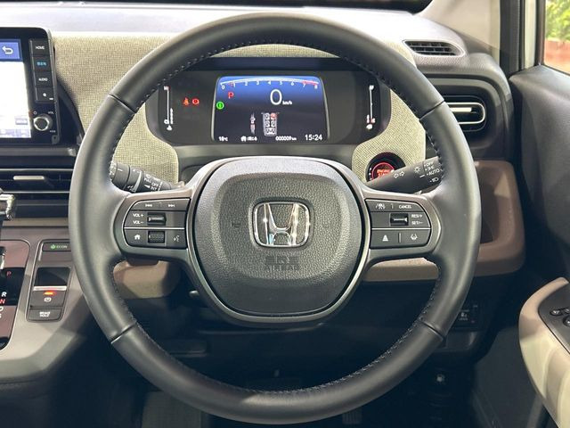 【純正革巻きステアリング】上質な革を使用することで、手にしっかり馴染みとても運転しやすいハンドルです♪