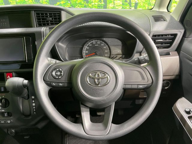 �C���e���A�ɍ��킹���f�U�C���̃X�e�A�����O�́A�^�]�������̂��Ƃ��l���A�^�]���₷���`��A�傫���ł��B�����x�A���ۂɐG���Ă��m���߂��������B