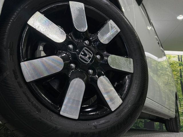 【純正15インチアルミホイール】外観にマッチした純正アルミホイールを装着しております。各種社外アルミホイールや、スタッドレスタイヤも取扱いしております。是非ご相談くださ
