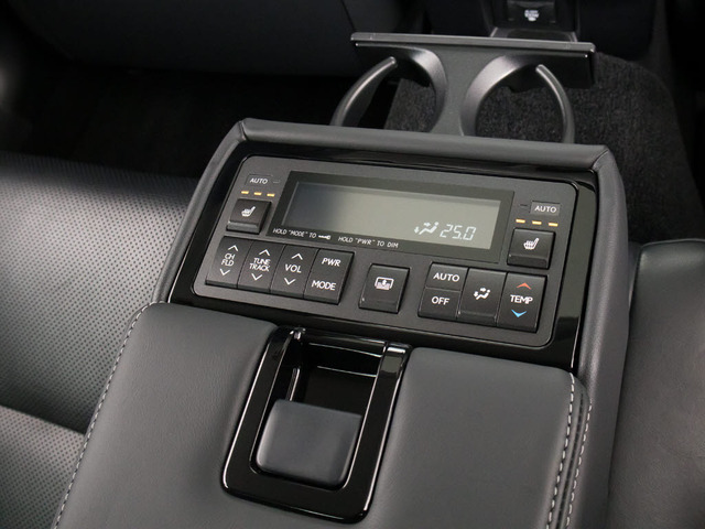 後席もVIP装備!後席センターコンソールの画像です!こちらのお車は、オーディオなども後席から操作出来るなど豪華!ゲストに喜んで頂ける装備ですね!
