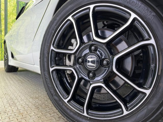 �y����16�C���`�A���~�z�C�[���z�O�ςɃ}�b�`���������A���~�z�C�[���𑕒����Ă���܂��B�e��ЊO�A���~�z�C�[����A�X�^�b�h���X�^�C�����戵�����Ă���܂��B���񂲑��k����������