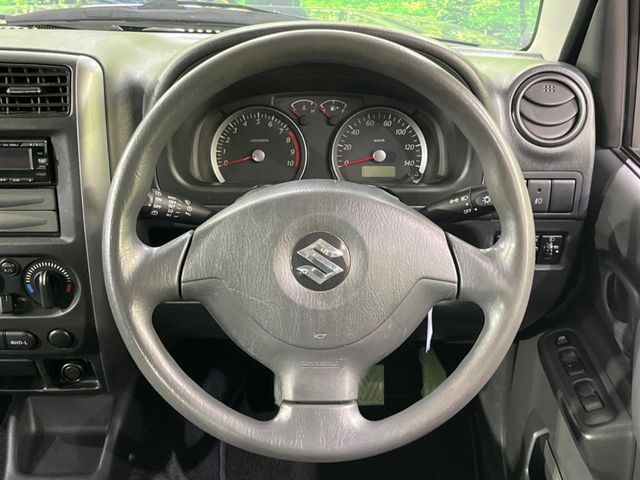 �C���e���A�ɍ��킹���f�U�C���̃X�e�A�����O�́A�^�]�������̂��Ƃ��l���A�^�]���₷���`��A�傫���ł��B�����x�A���ۂɐG���Ă��m���߂��������B