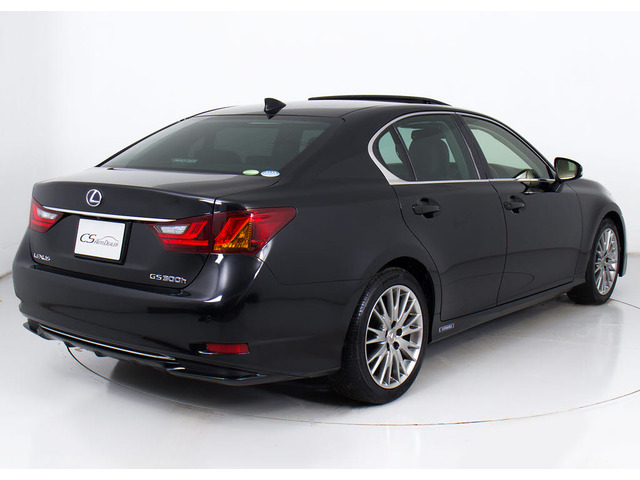 個性的なリアビューで御座います。精悍な佇まいは高級車ならではです。