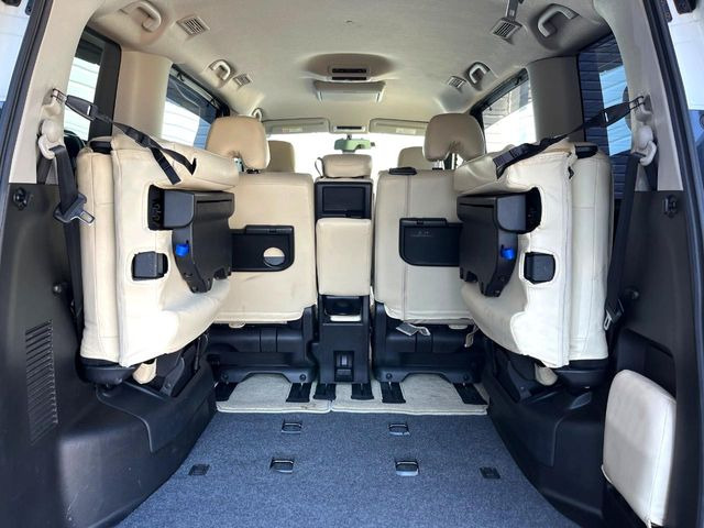 ���i�̂���������ʋ΁A���}���ɏ\���ȉ׎��X�y�[�X���m�ۂ��Ă���܂��B�Z�J���h�V�[�g��|���ƁA�傫�ȉו��̐ύڂ��\�ł���