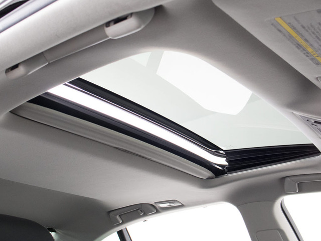 人気装備のサンルーフが付いています!上下チルトに前後スライド機能が付いていますので、様々なドライブシーンで活躍してくれます!!開放感ある車内空間は気持ちがいいですよ!是非体感してみて下さい!