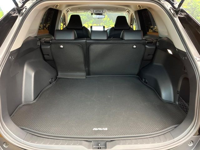 ���i�̂���������ʋ΁A���}���ɏ\���ȉ׎��X�y�[�X���m�ۂ��Ă���܂��B�Z�J���h�V�[�g��|���ƁA�傫�ȉו��̐ύڂ��\�ł���