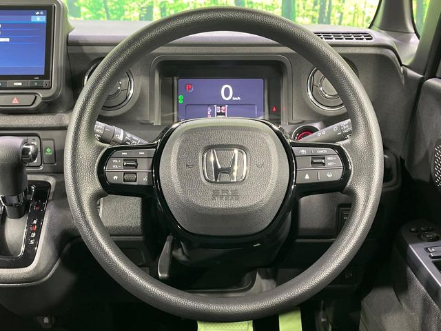 �C���e���A�ɍ��킹���f�U�C���̃X�e�A�����O�́A�^�]�������̂��Ƃ��l���A�^�]���₷���`��A�傫���ł��B�����x�A���ۂɐG���Ă��m���߂��������B