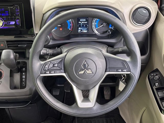 �C���e���A�ɍ��킹���f�U�C���̃X�e�A�����O�́A�^�]�������̂��Ƃ��l���A�^�]���₷���`��A�傫���ł��B�����x�A���ۂɐG���Ă��m���߂��������B