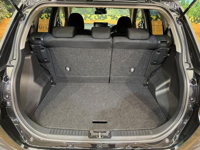 ���i�̂���������ʋ΁A���}���ɏ\���ȉ׎��X�y�[�X���m�ۂ��Ă���܂��B�Z�J���h�V�[�g��|���ƁA�傫�ȉו��̐ύڂ��\�ł���