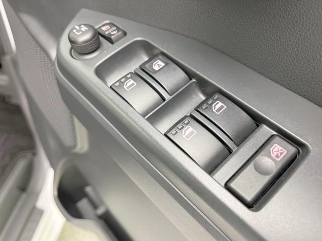【電動格納ミラー】サイドミラーは電動格納式となっており、狭い駐車場でもキズがつくリスクを抑えられます。