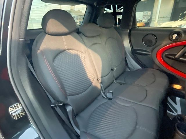 ●後部座席も気になるようなキズ・汚れやへたり等、大きなダメージはなく、良好な状態です。