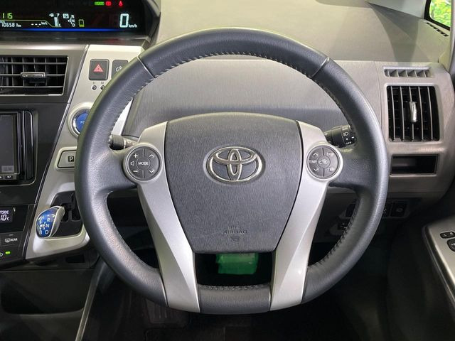 �C���e���A�ɍ��킹���f�U�C���̃X�e�A�����O�́A�^�]�������̂��Ƃ��l���A�^�]���₷���`��A�傫���ł��B�����x�A���ۂɐG���Ă��m���߂��������B