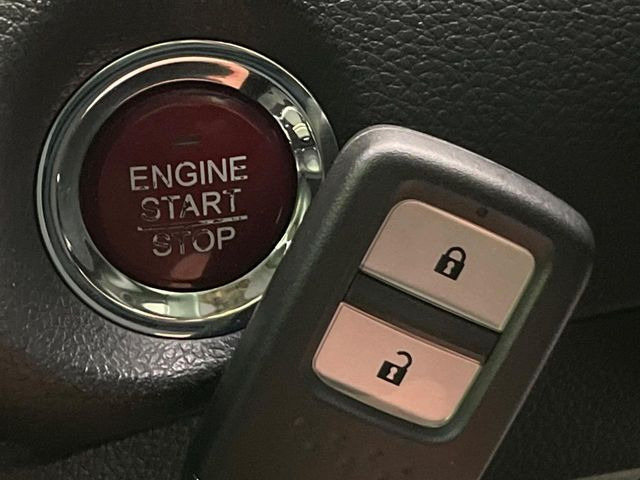 �yHonda�X�}�[�g�L�[�z�J�o����|�P�b�g�ɓ��ꂽ�܂܂ł��h�A�̎{���E�������\�ȃX�}�[�g�L�[�𑕔��B�G���W���̃I���E�I�t�����J�M�����o���K�v����������Ƃ��Ă��֗��ł���