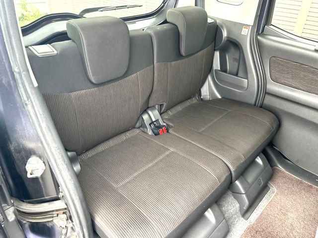 後部座席も気になるようなキズ・汚れやへたり等、大きなダメージはなく、良好な状態です。