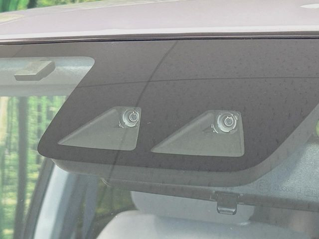 【スマートアシスト】走行中に前方の車両等を認識し、衝突しそうな時は警報とブレーキで衝突回避と被害軽減をアシスト。より安全にドライブをお楽しみいただけます。