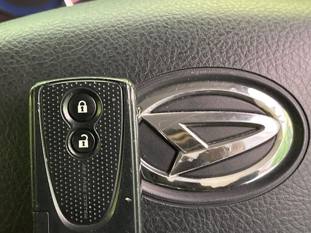 �y�L�[�t���[�V�X�e���z�J�o����|�P�b�g�ɓ��ꂽ�܂܂ł��h�A�̎{���E�������\�ȃX�}�[�g�L�[�𑕔��B�G���W���̃I���E�I�t�����J�M�����o���K�v����������Ƃ��Ă��֗��ł���