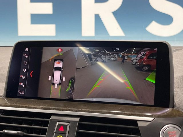 ���p�m���~�b�N�r���[���j�^�[:��p�̃J�����ɂ��A�ォ�猩���낵���悤�Ȏ��_��360�x�N���}�̎��͂��m�F���邱�Ƃ��ł��܂������p�������m�F���₷���A�����ꏊ�ł̐؂�Ԃ��⒓�Ԃ��X���[�Y�ɍs���܂��B