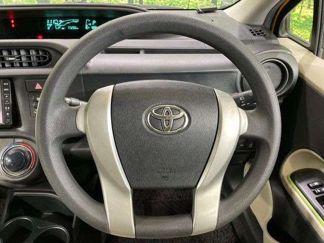 �C���e���A�ɍ��킹���f�U�C���̃X�e�A�����O�́A�^�]�������̂��Ƃ��l���A�^�]���₷���`��A�傫���ł��B�����x�A���ۂɐG���Ă��m���߂��������B