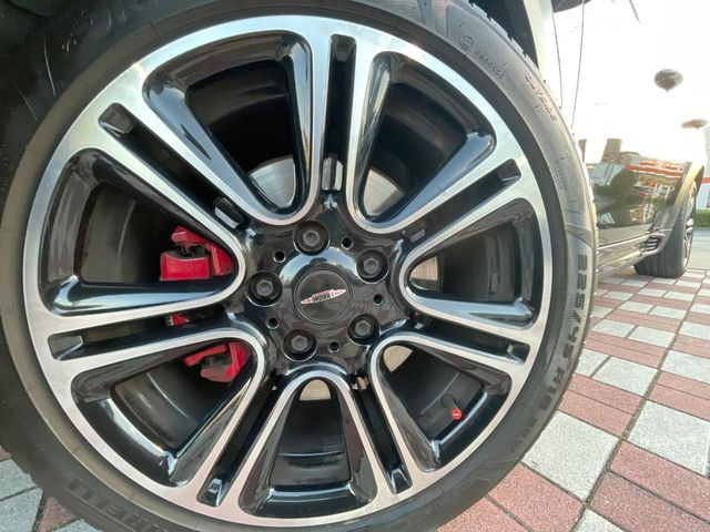 ●純正18インチアルミホイール:輸入車ならではの卓越した走りを支えるホイールと足回りです!日本車の走りに慣れている方にもぜひ体感して頂きたいほど、高いレベルでまとまっています!